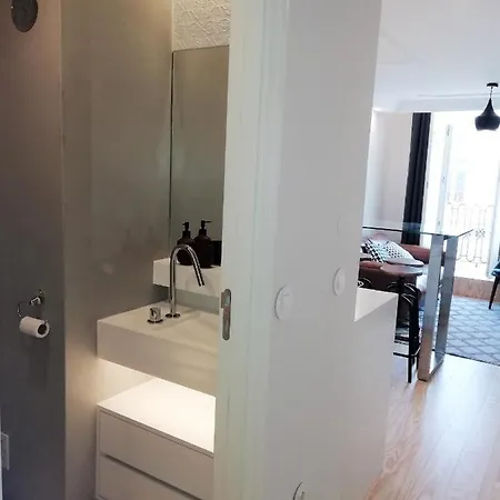 Augusta 229-5e-city Center Apt- Balcony & Elevator